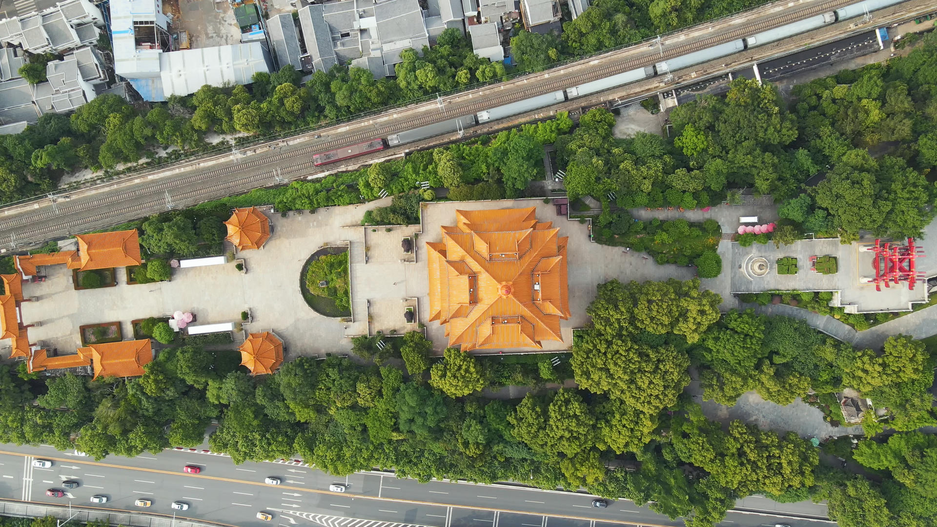 航拍现代火车与古代建筑黄鹤楼同框旅游地标景区素材视频的预览图