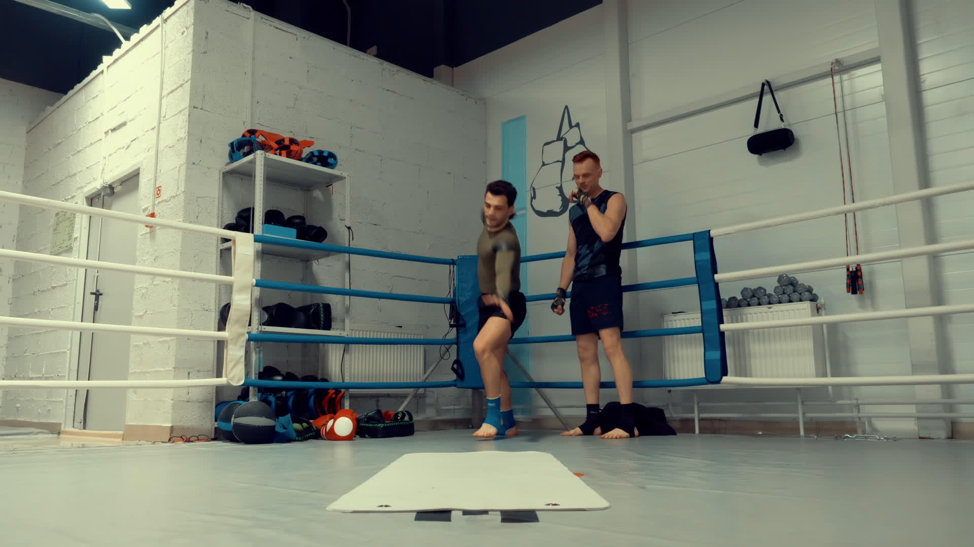两名男拳击手在拳击场上翻滚暑假在健身房跳伞视频的预览图