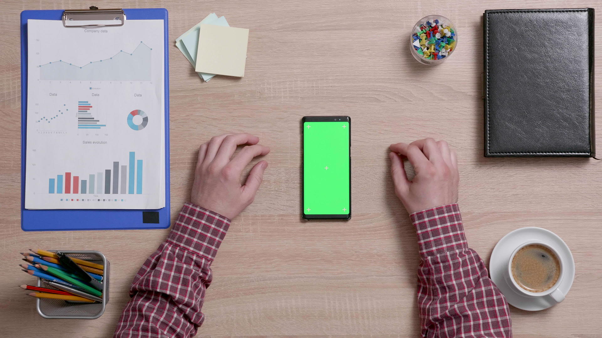 在智能手机的右边缘男性的手有一个绿色的屏幕；视频的预览图