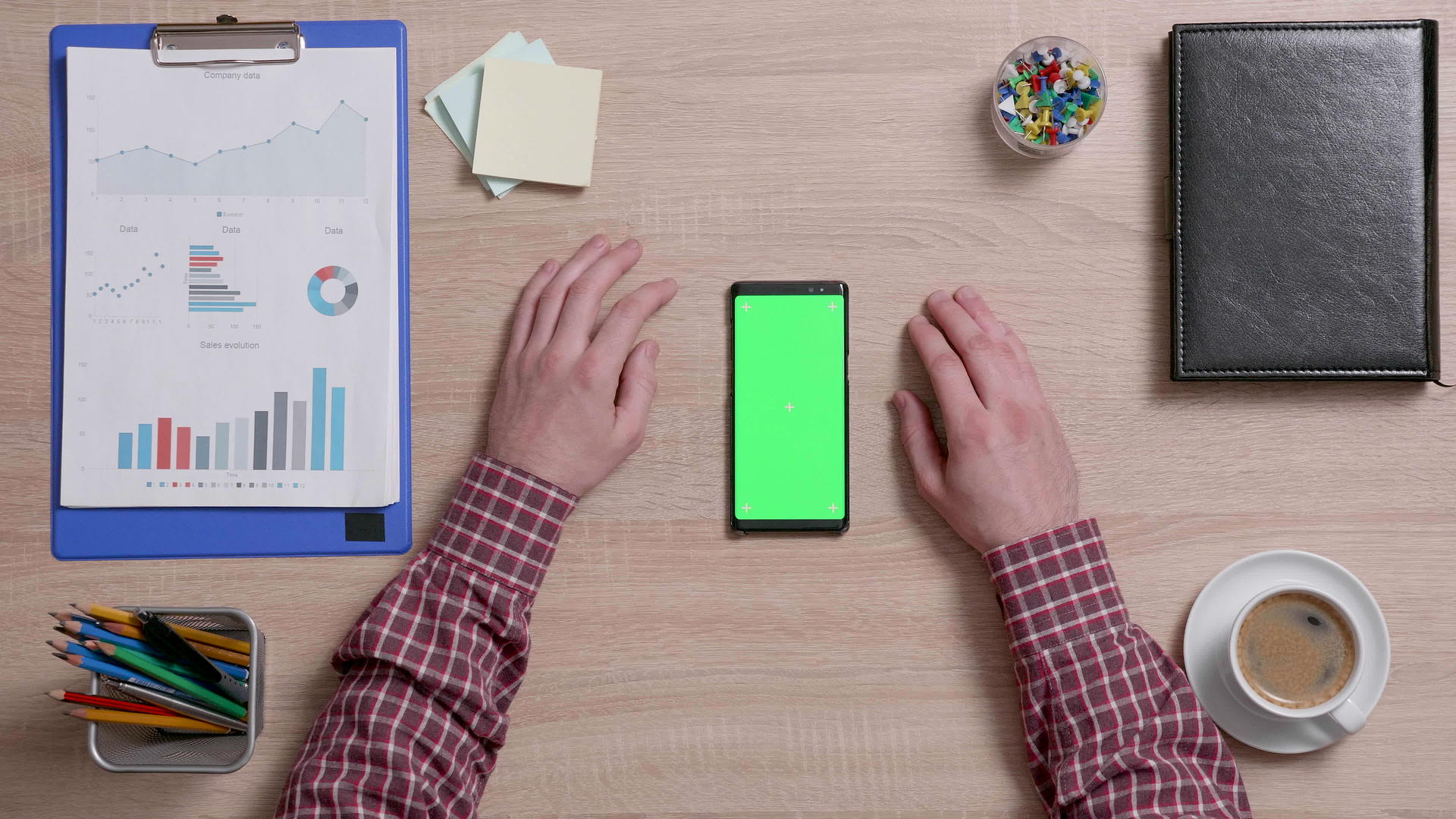 触摸智能手机左上角绿色屏幕的男性手的顶部视图视频的预览图