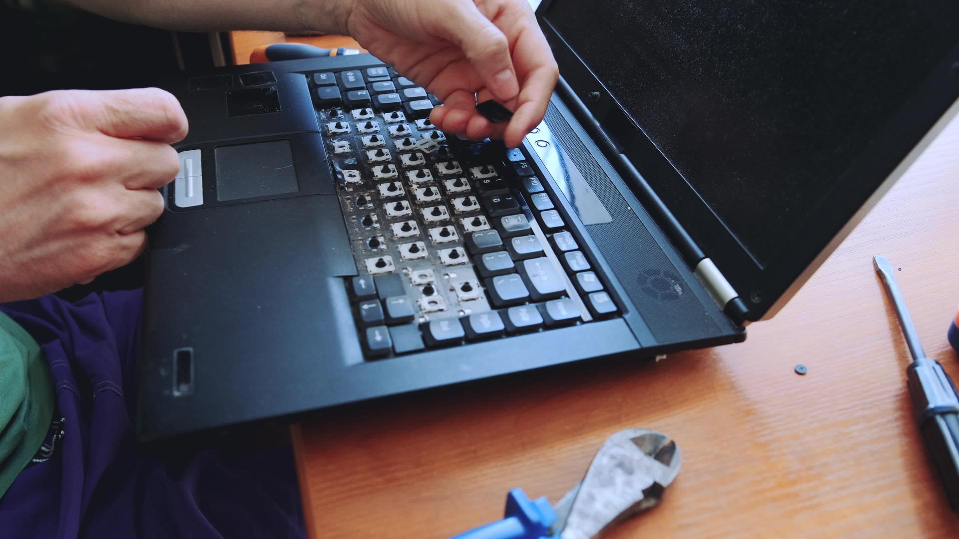 男人打破了电脑键盘的钥匙视频的预览图