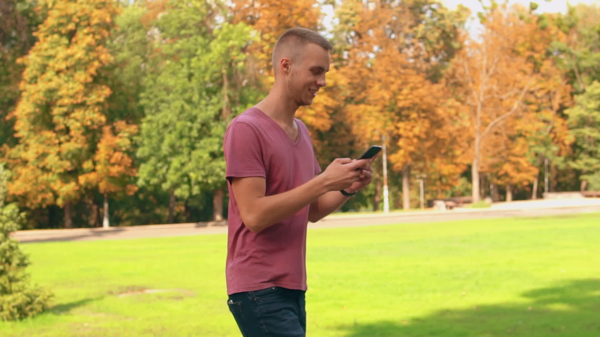 学生在城市公园使用移动手机视频的预览图