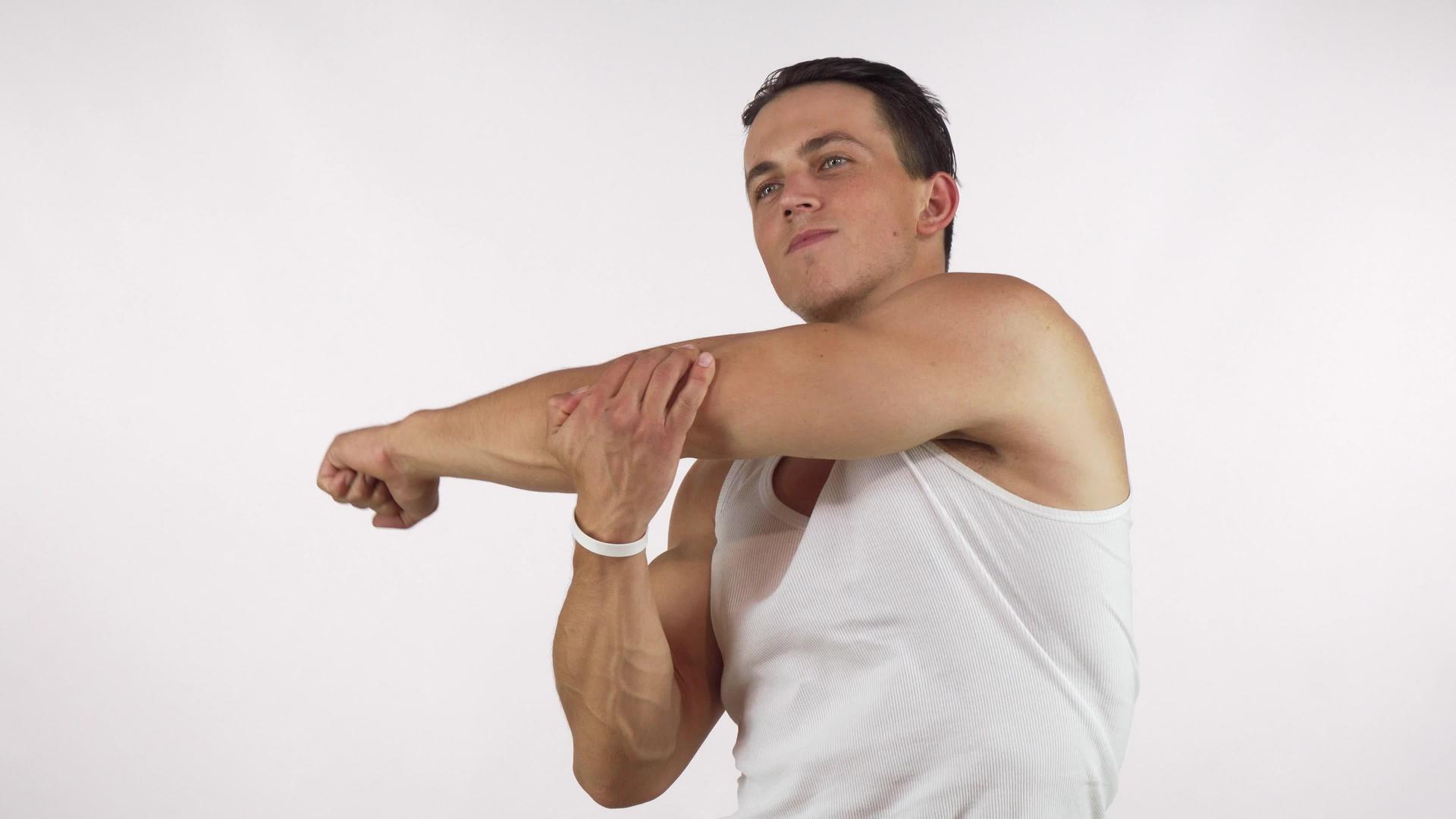 肌肉发达的年轻男子在健身前热身视频的预览图