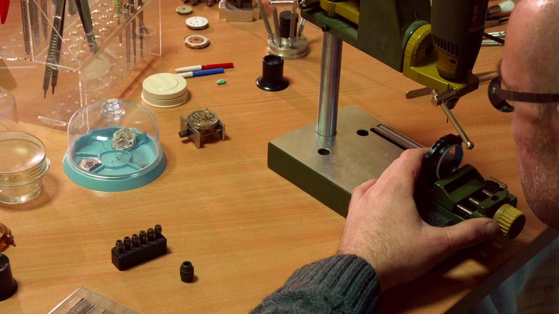 手表制造商使用钻机视频的预览图