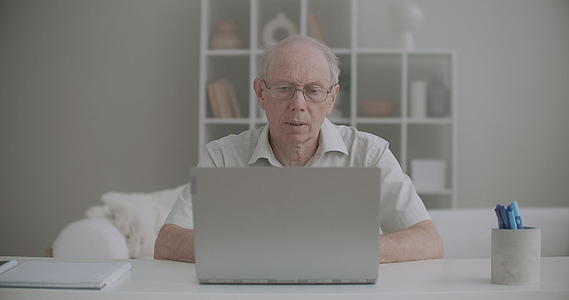 退休人员通过视频使用笔记本电脑、网络相机和互联网视频的预览图