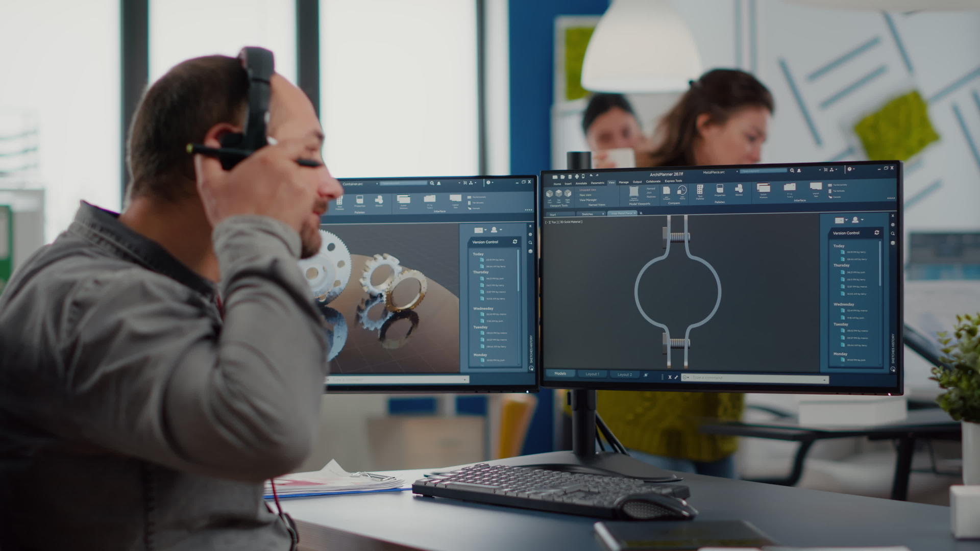设计师工程师安装耳机和技术cad一起工作的程序视频的预览图