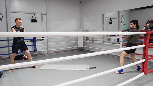 拳击手男子在健身房进行拳击训练时投投球视频的预览图