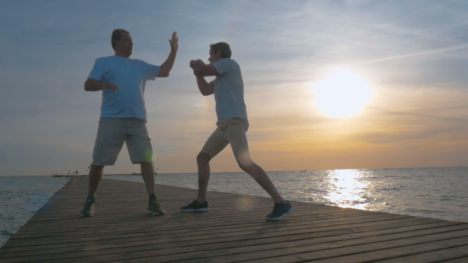 两名男子在码头上练习拳击视频的预览图