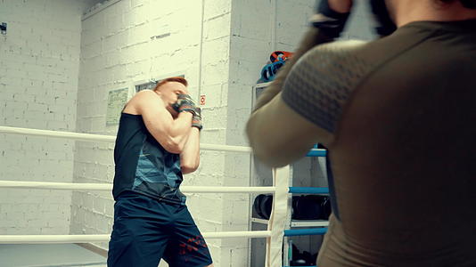男拳击手在拳击俱乐部进行拳击训练前热身视频的预览图