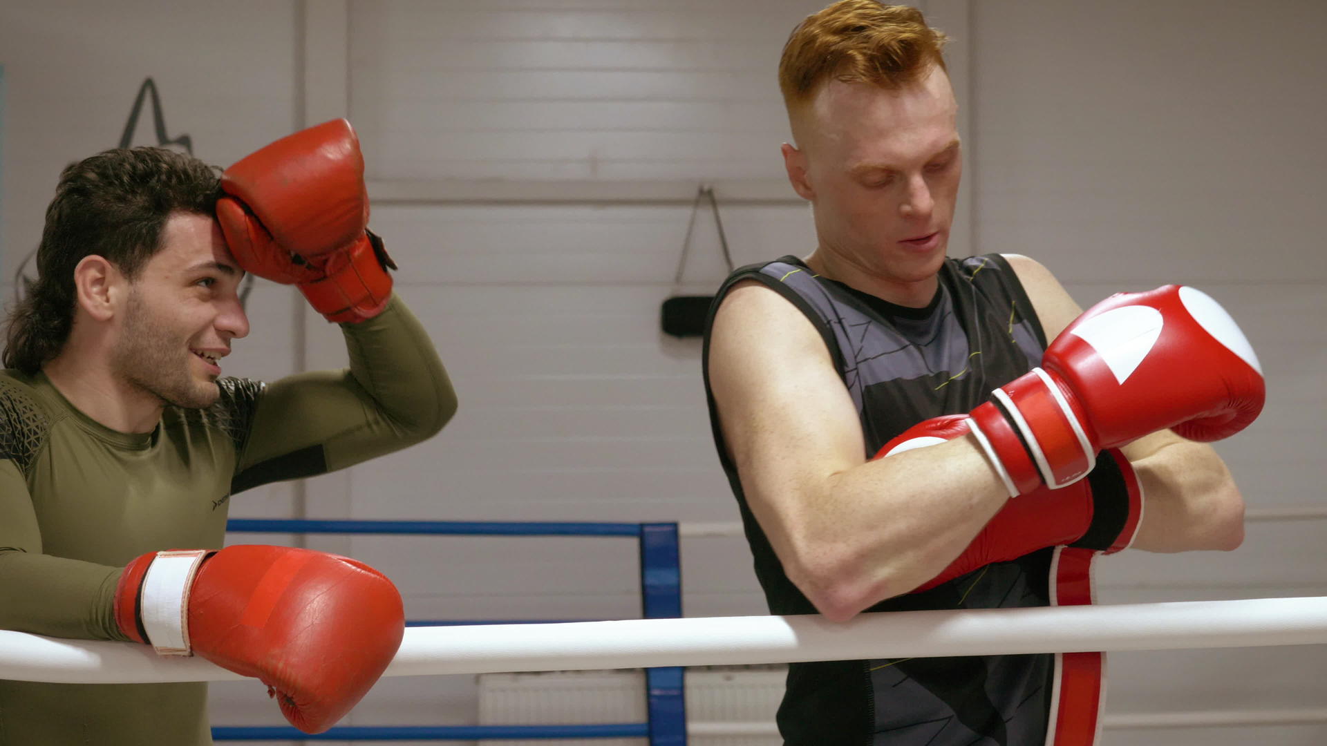 拳击俱乐部强化训练后两名男拳击手戴上了拳击手套视频的预览图