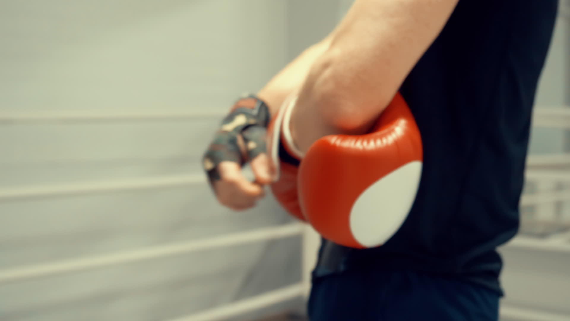 拳击手把拳击手放在手里准备和对手决斗视频的预览图