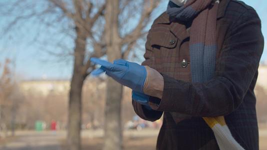 男人戴防护手套的人视频的预览图