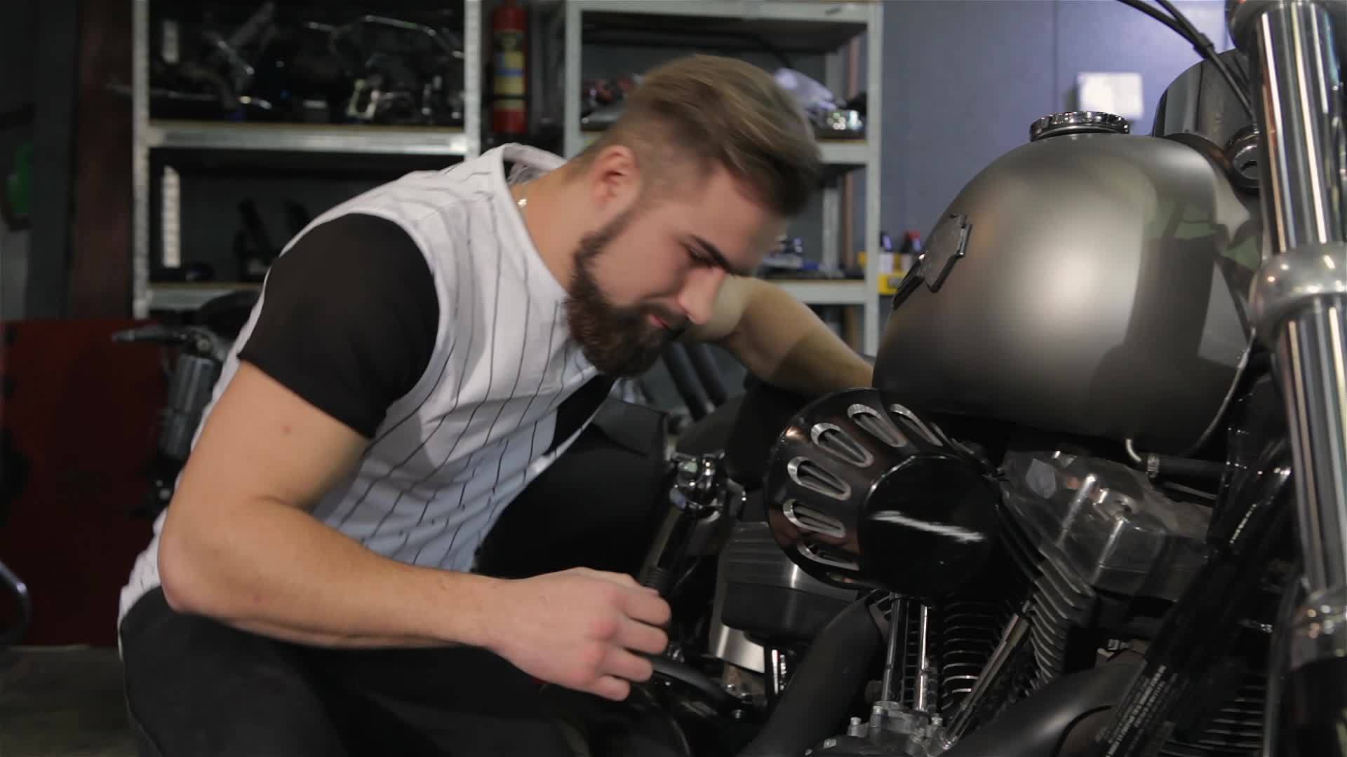 男子在摩托车车间接触直升机增压器视频的预览图
