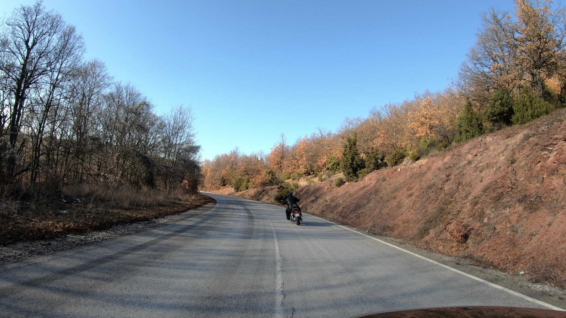 在路上骑摩托车视频的预览图