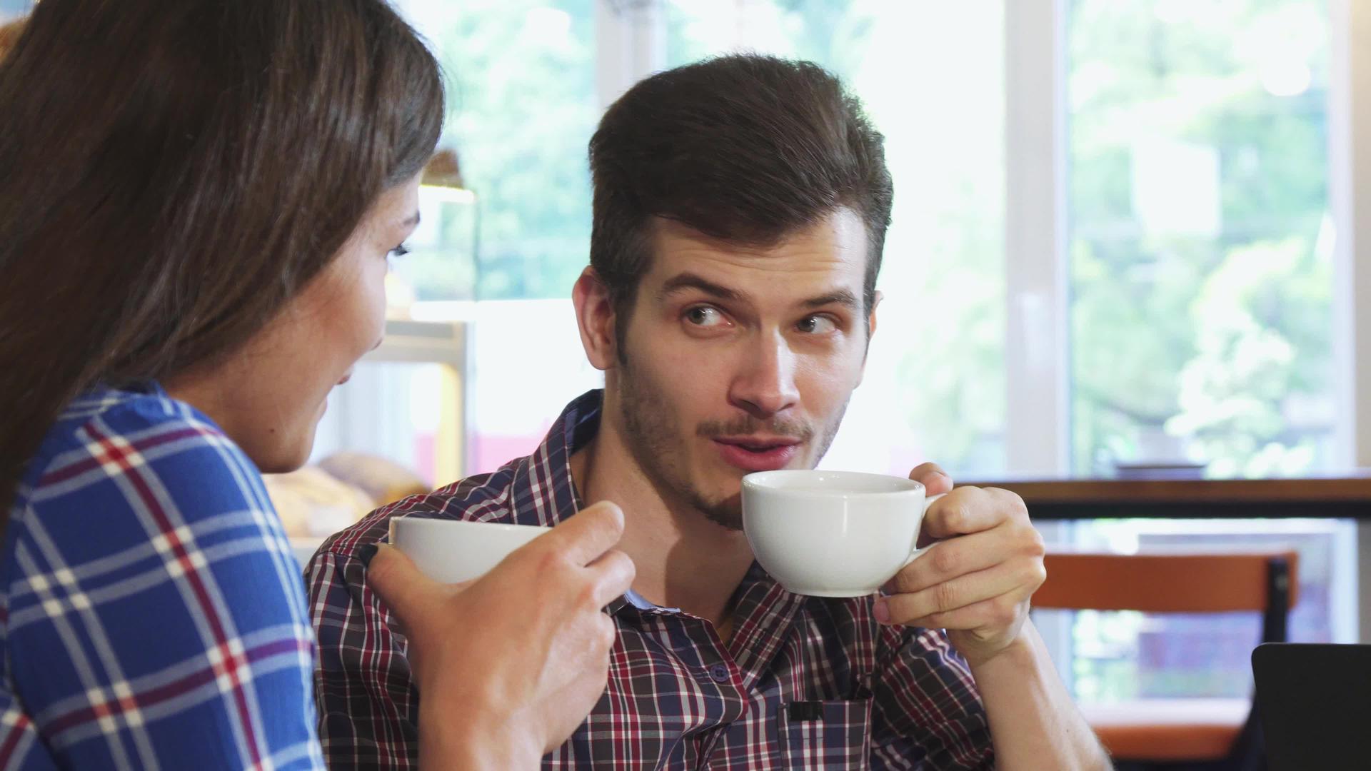 一个帅哥和他的女朋友喝咖啡的近距离照片视频的预览图
