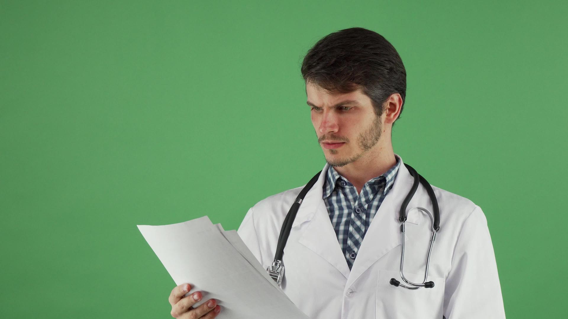 检查医吸引力的男性执业医生的医疗文件视频的预览图