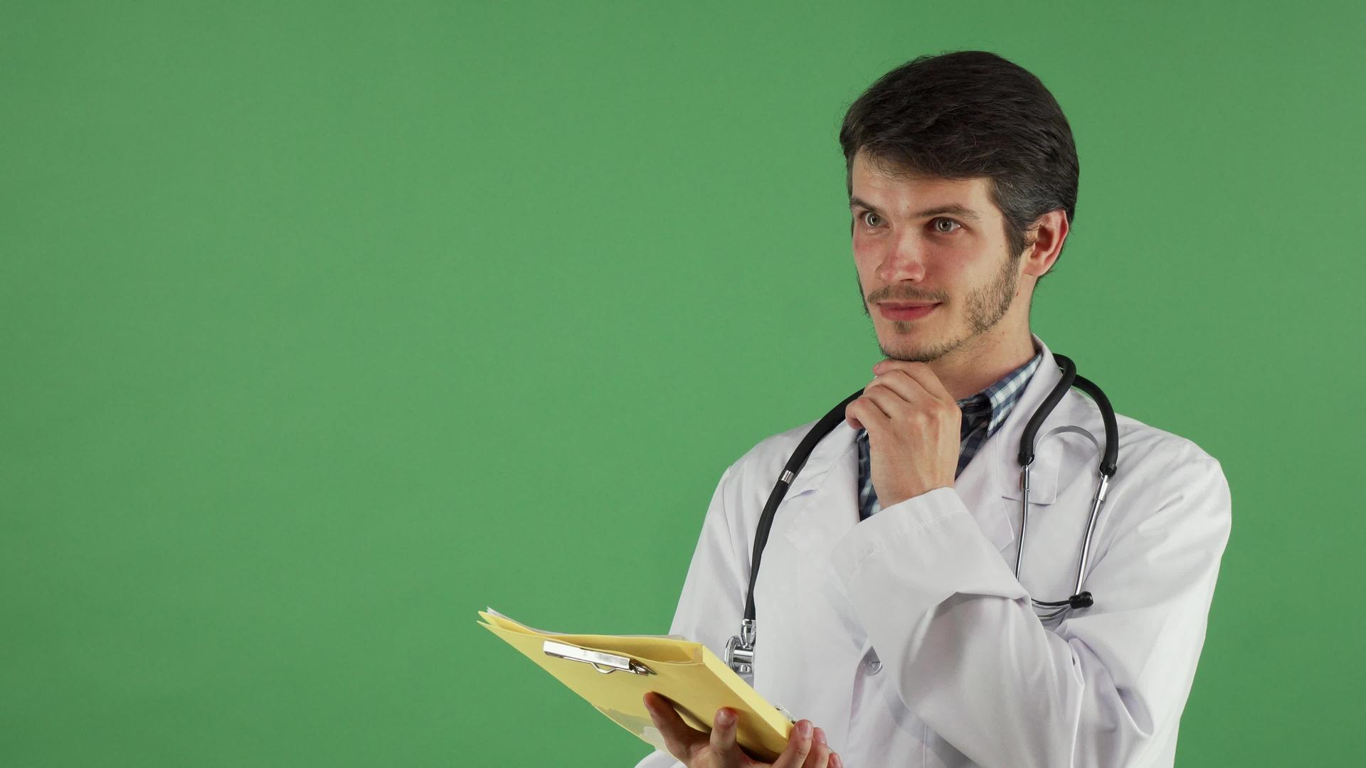 男英俊的男医生在审查文件时有想法视频的预览图