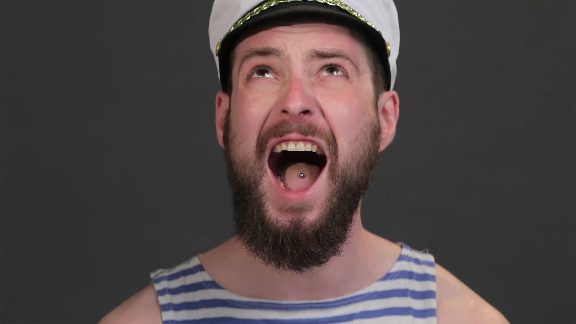 长胡子的船长尖叫起来视频的预览图
