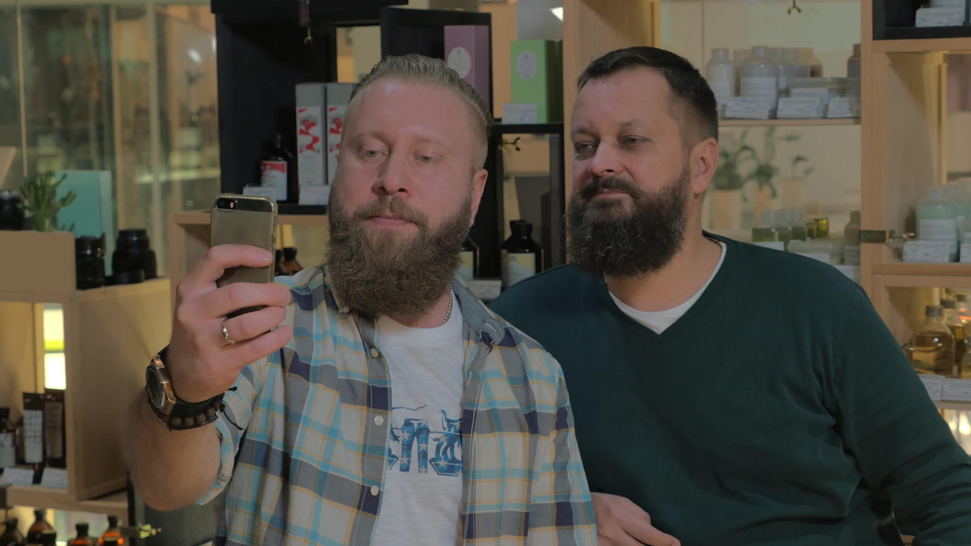 两个留胡子的男人在室内自拍手机视频的预览图