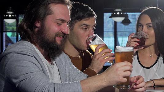 长胡子的男人和朋友在酒吧喝美味的啤酒视频的预览图