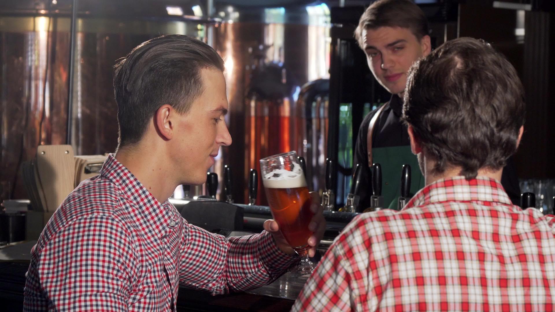 帅哥和朋友碰杯和朋友喝啤酒视频的预览图