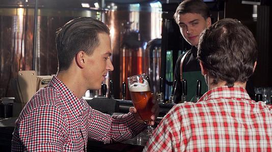 帅哥和朋友碰杯和朋友喝啤酒视频的预览图