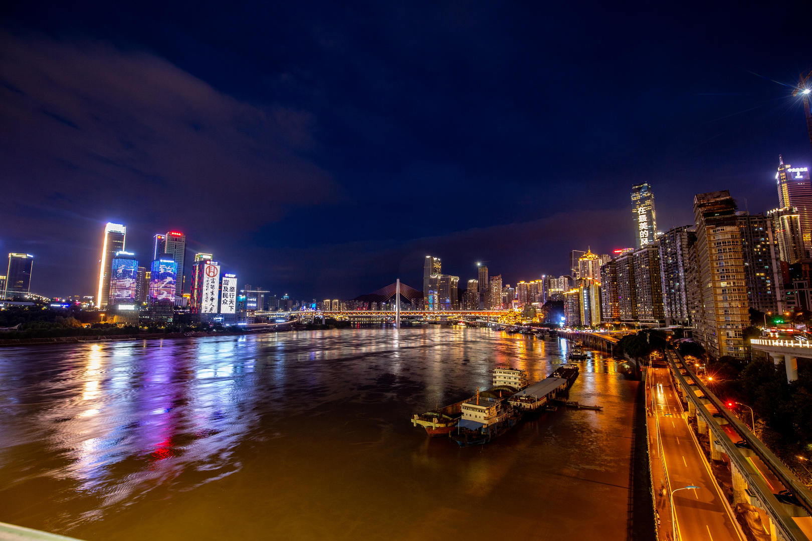 重庆江北区渝中区洪崖洞千厮门大桥8k视频的预览图