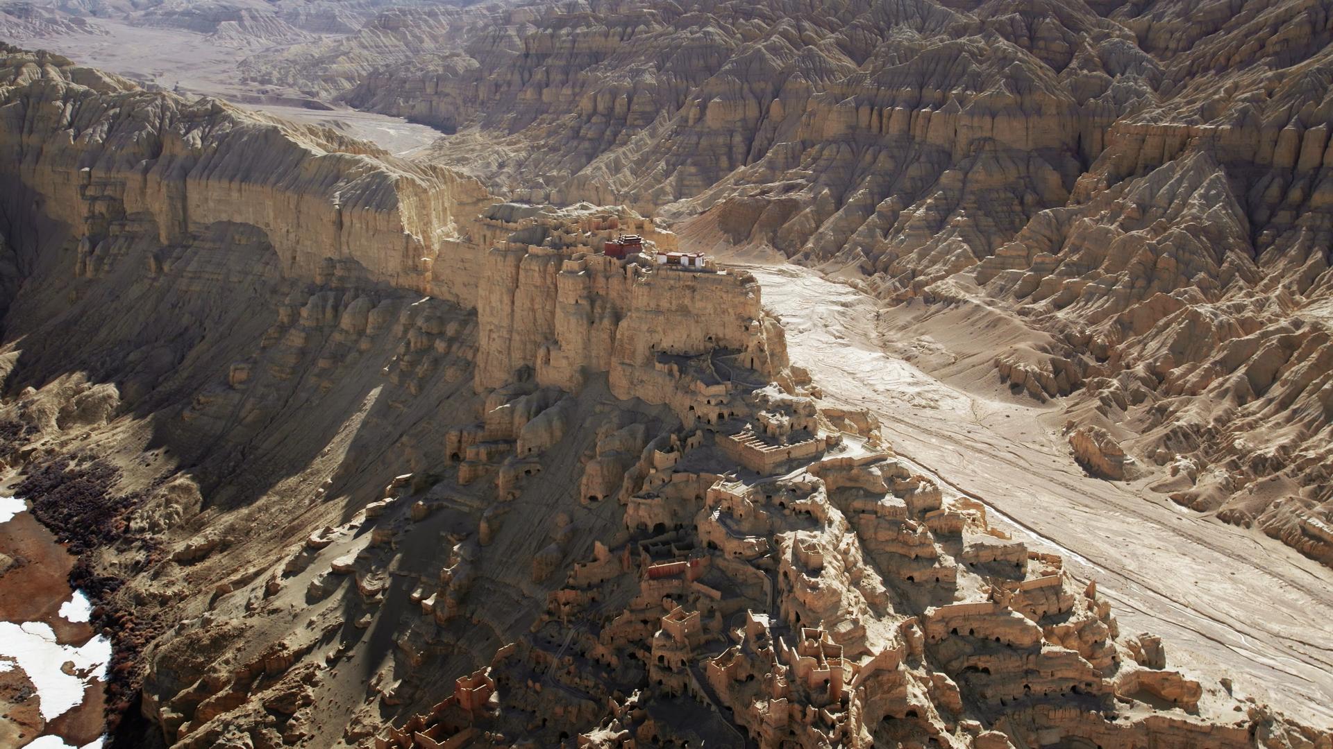 西藏阿里札达土林古格王朝航拍的预览图