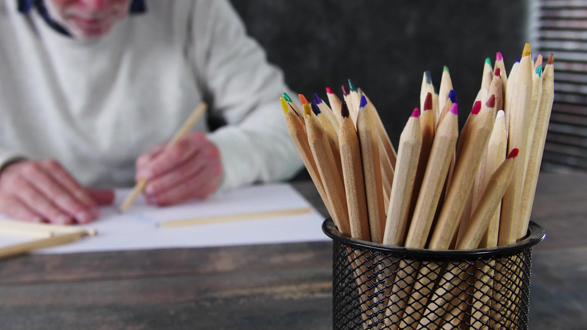 男子用彩色铅笔画脱焦概念视频的预览图