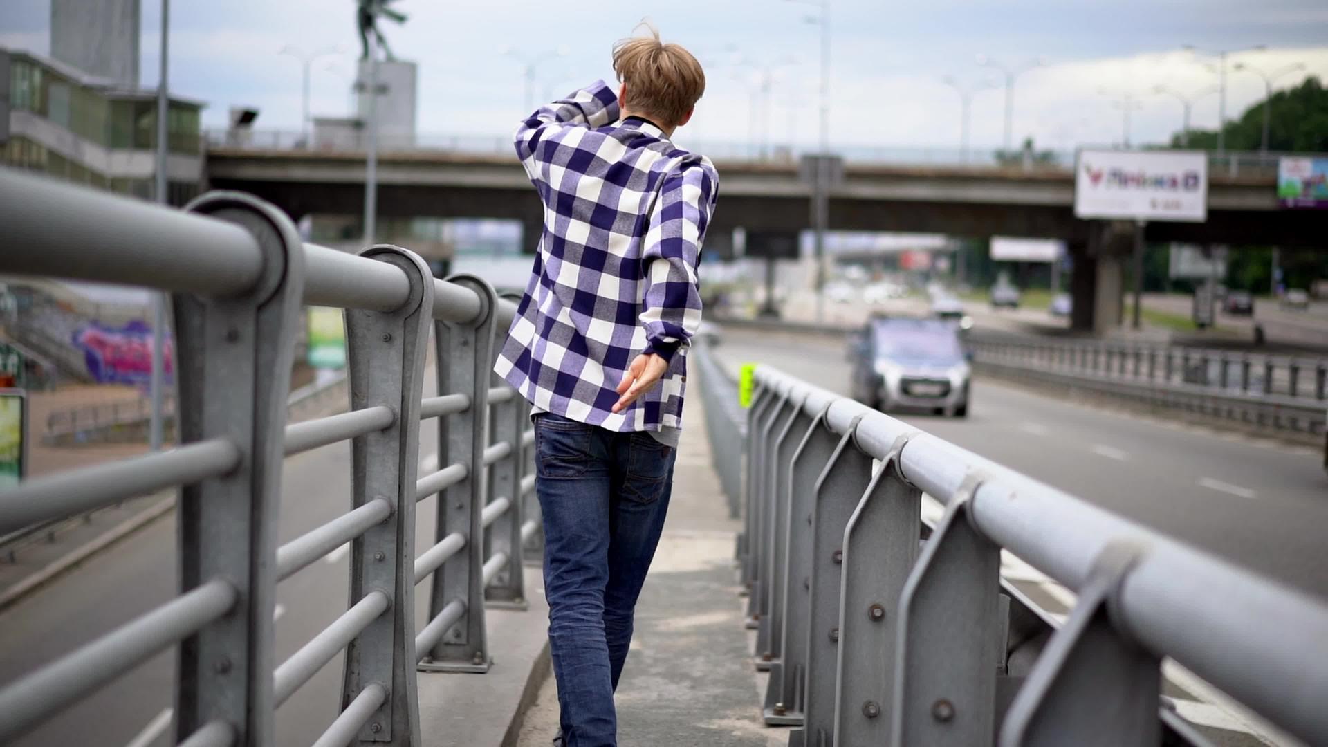桥上行走的年轻人视频的预览图