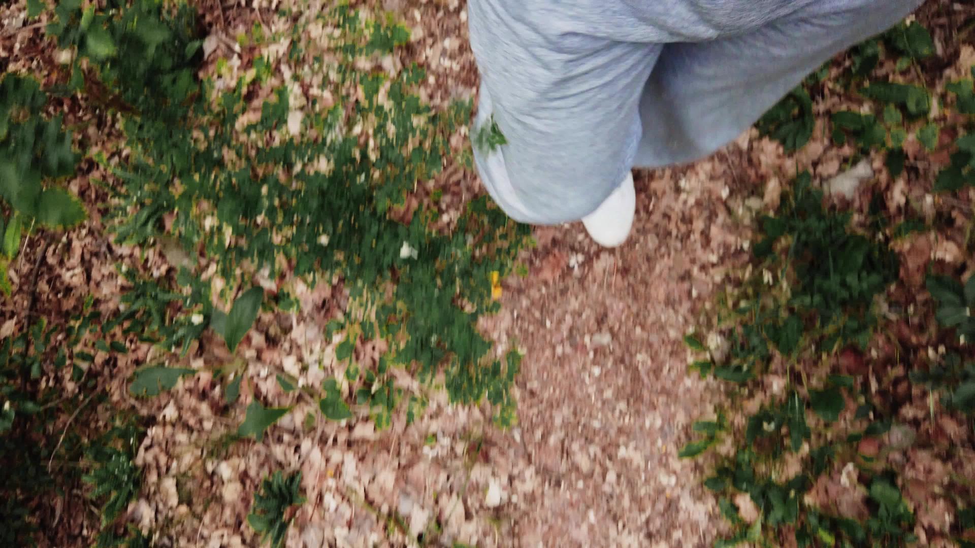 男人在森林里行走用小饼干慢动作视频的预览图