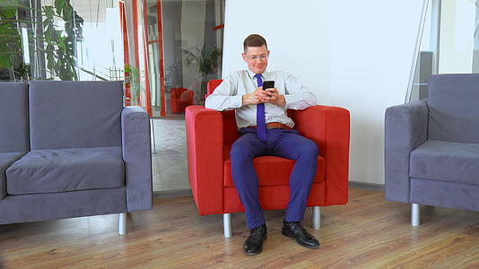 领导经理在办公室用红椅子顶着红椅子视频的预览图