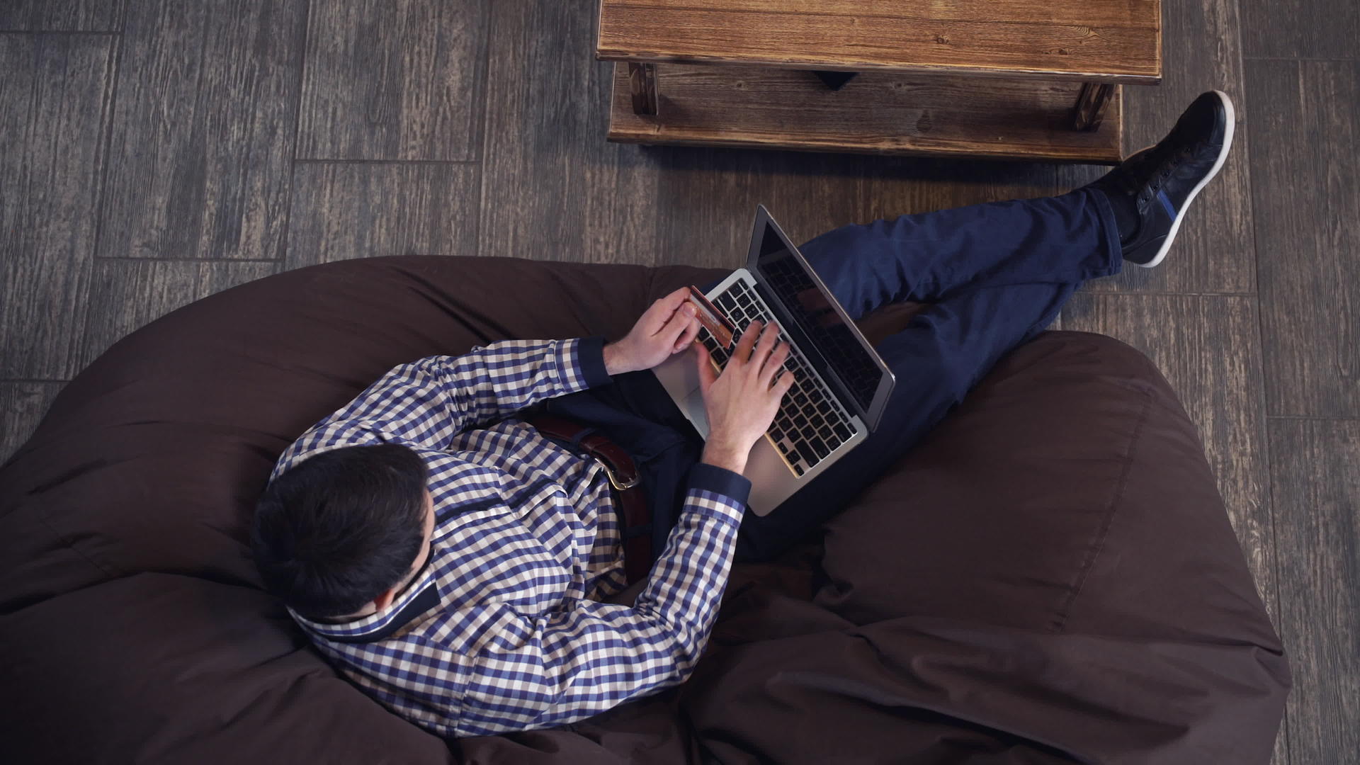 男人躺在椅子上在网上购物视频的预览图