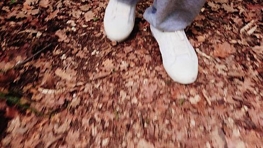 男人在森林里行走时穿着短裤和运动鞋视频的预览图