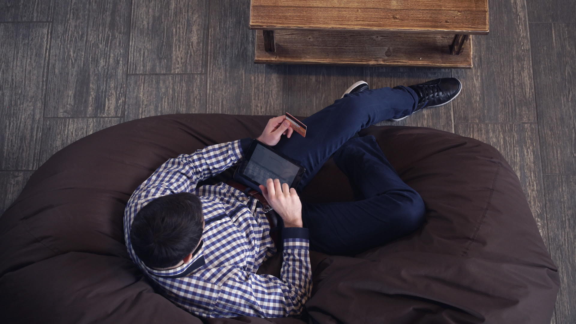 一个人躺在沙发上拿着一个盘子和信用卡在网上支付视频的预览图