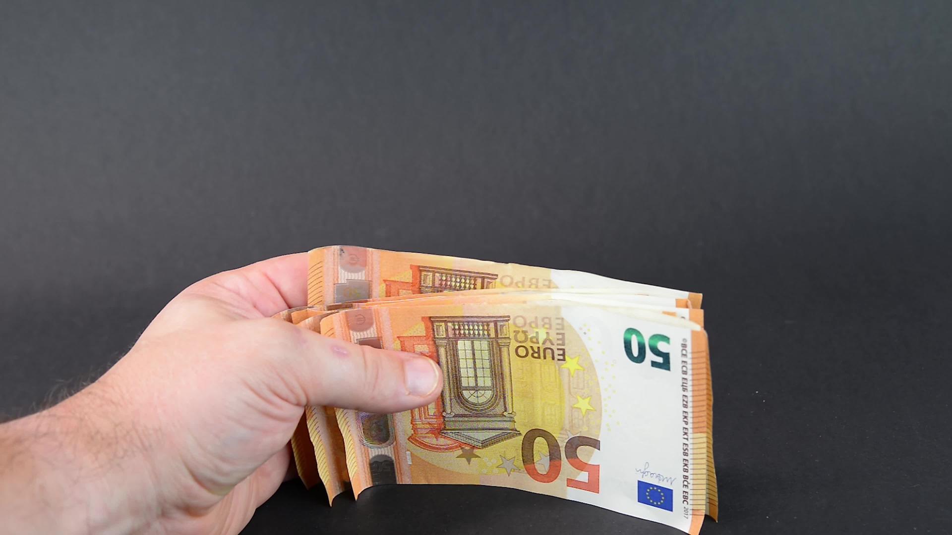 50欧元钞票的男人视频的预览图