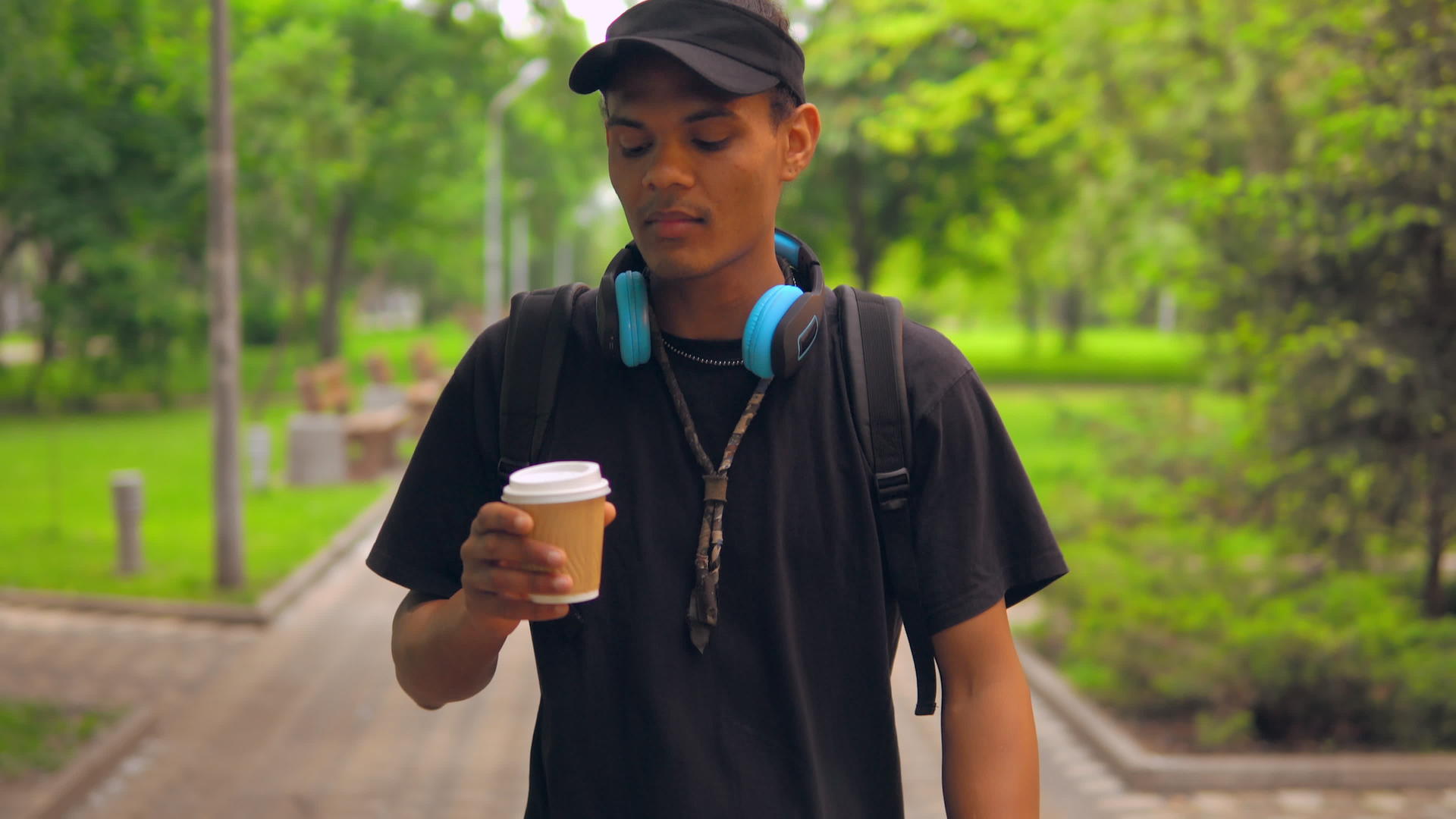 有咖啡的帅哥出去喝咖啡视频的预览图