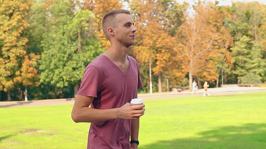 学生在城市公园喝茶视频的预览图