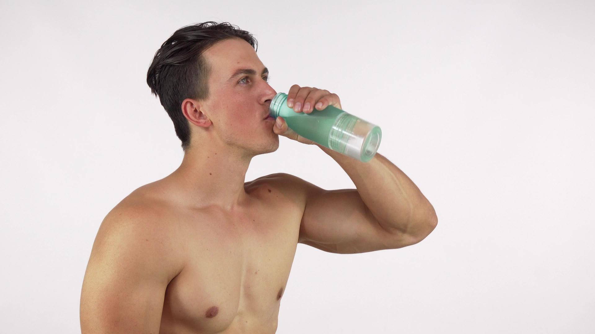 体操快乐健康男人微笑健身后喝水视频的预览图