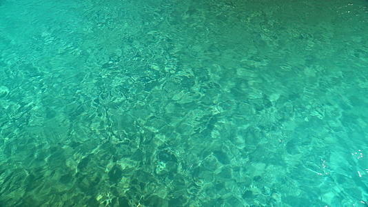 水池里的水阳光反射小波浪视频的预览图