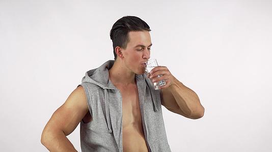 运动员在健身房工作后喝水举起拇指视频的预览图