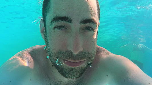 一个年轻的以色列帅哥在游泳池潜水视频的预览图