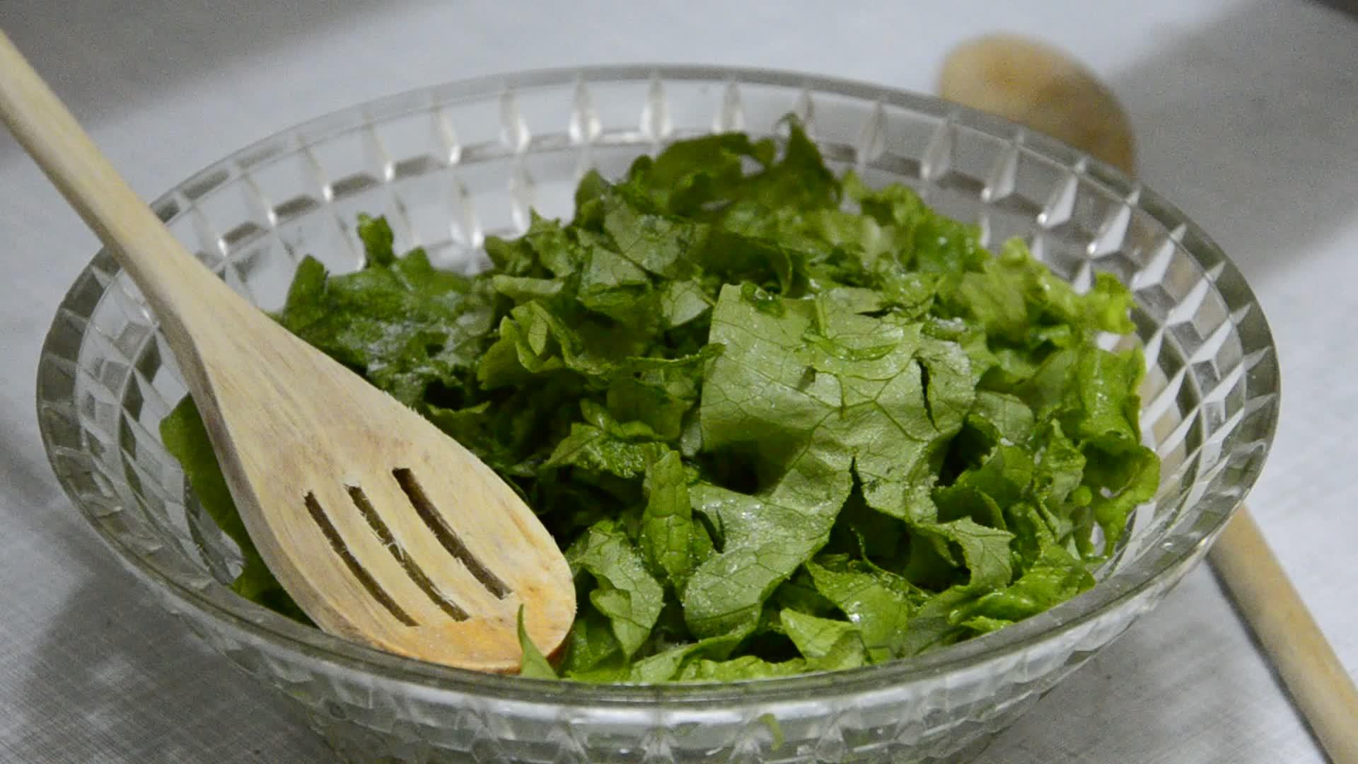 将传统蔬菜与沙拉圆盘混合视频的预览图