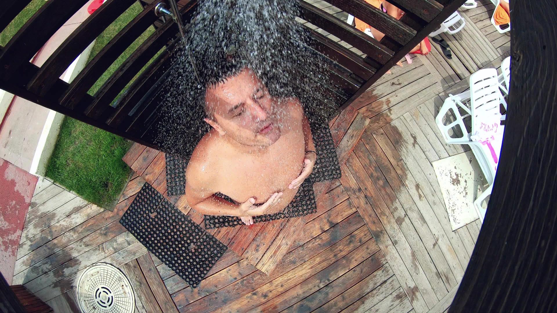 男子在度假村的户外淋浴视频的预览图