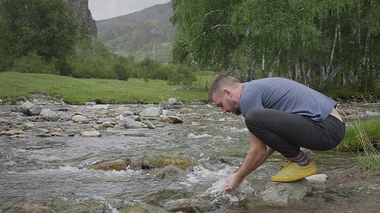 男人在山河中洗脸视频的预览图