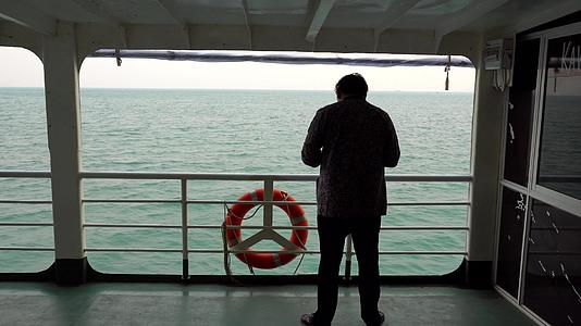 一个人站在渡船上乘水旅行视频的预览图