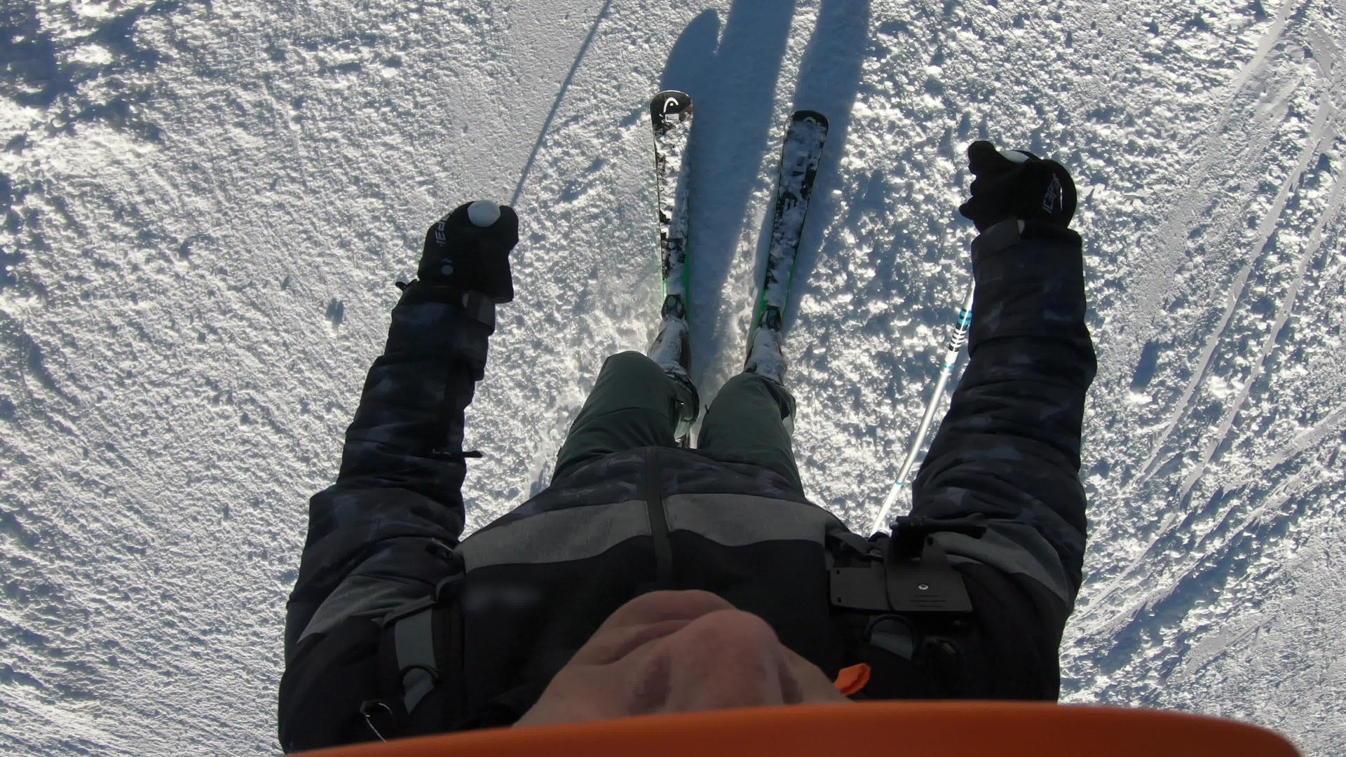 滑雪船下山坡的第一个视角视频的预览图