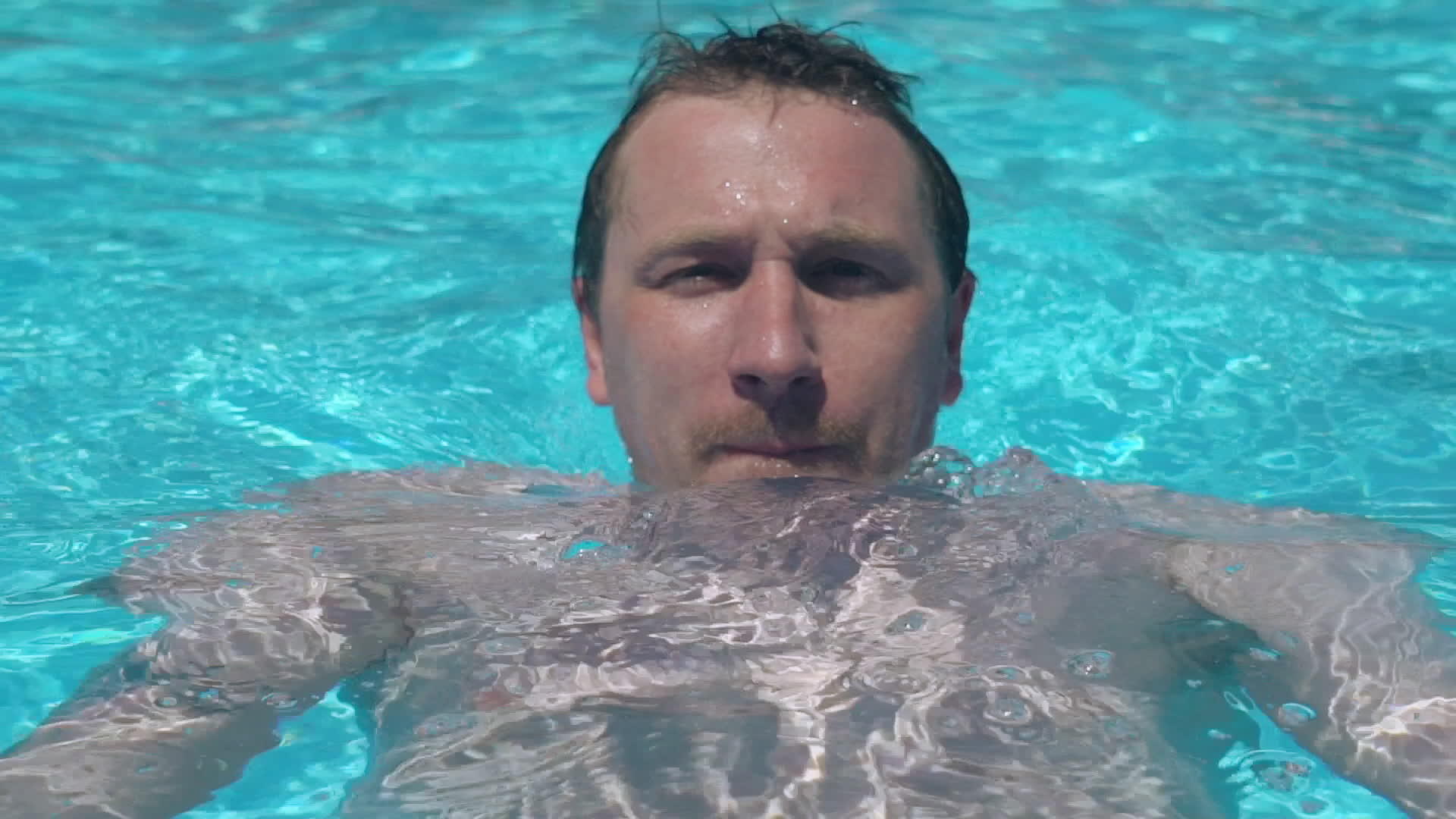 英俊的男人享受游泳视频的预览图