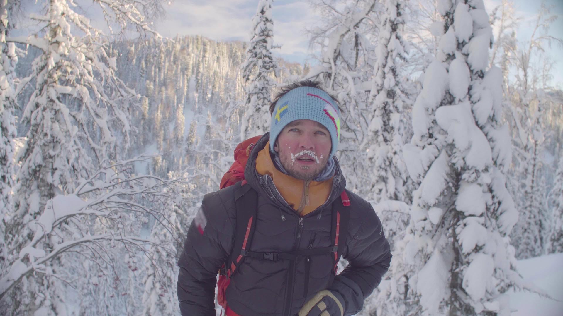 雪林中年轻滑雪运动员的肖像视频的预览图
