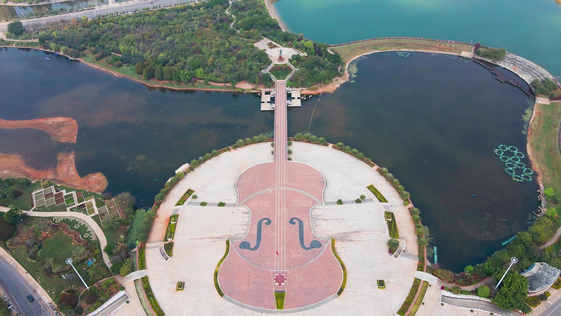 4K航拍云南玉溪市地标大提琴造型的聂耳音乐广场视频的预览图